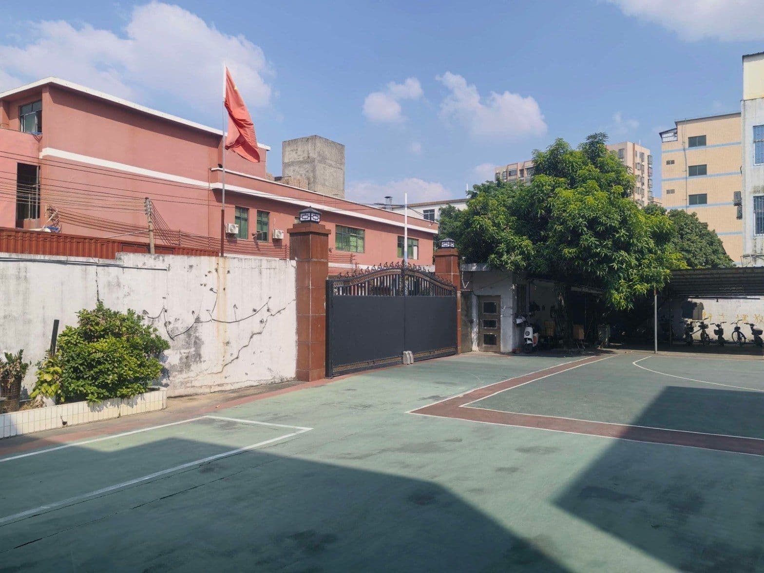 The factory gate and yard on Jianshe Road, Junhe Street, Guangzhou